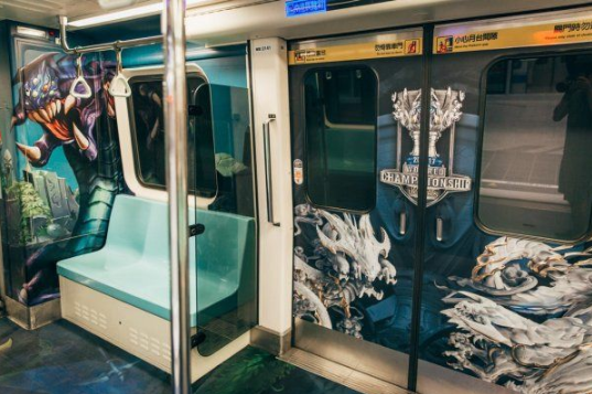 英雄同盟创意包车，，英雄同盟地铁广告，，万利官网地铁广告
